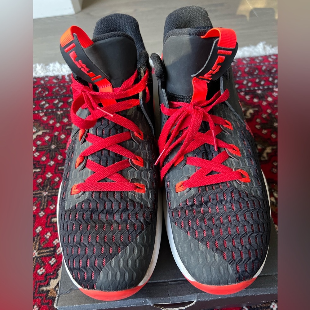 EUC Nike Black and Red Athletic Sneakers size 10.5